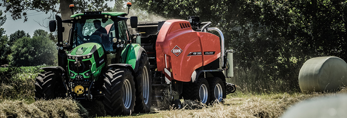 Combiné presse-enrubanneuse KUHN en action