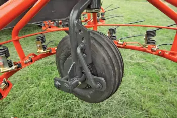 Regulacja kolumn kół przetrząsaczo-zgrabiarki KUHN.