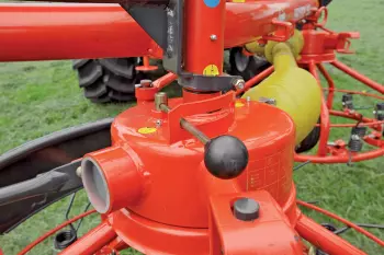 Jeżeli przetrząsaczo-zgrabiarka HAYBOB 360 ma być wykorzystywana jako zgrabiarka gromadząca pokos po lewej stronie, konieczne jest odwrócenie kierunku obrotów jednej z karuzeli za pomocą dźwigni.