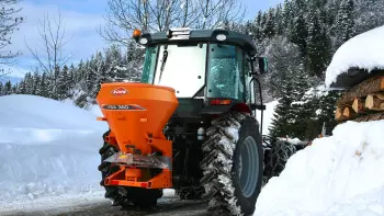 Ściany zbiornika rozsiewacza do soli i piasku VSA zapewniają równomierny przepływ produktu