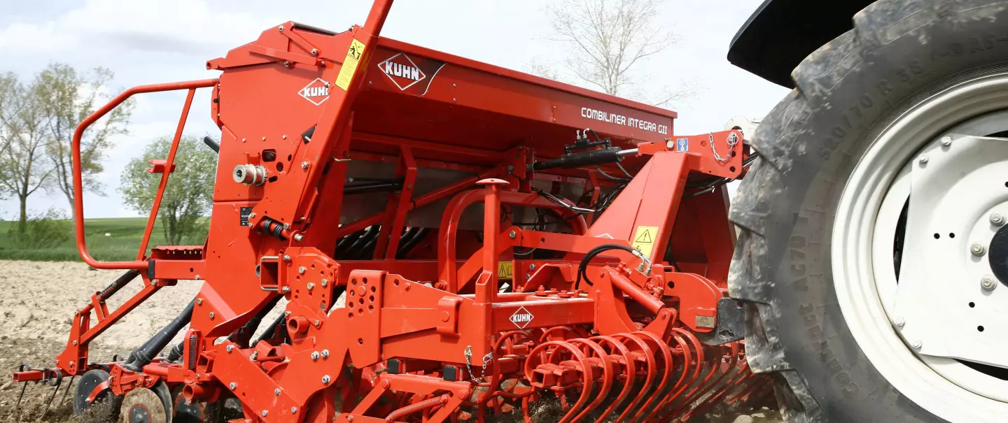 Kultywator zębowy CD 300 z nabudowanym siewnikiem INTEGRA podczas pracy