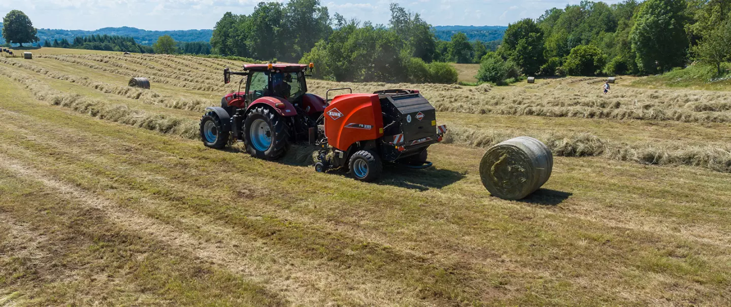 Рулонний прес-підбирач KUHN FB 3125 з фіксованою камерою пресує силос у круглі тюки